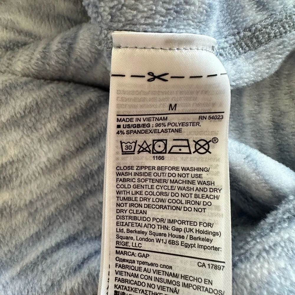 Gap fits woman’s light blue hooded sweater size M